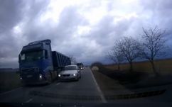 Szabálytalan előzés: a vétlen sofőr lélekjelenlétén múlt, hogy nem történt tragédia